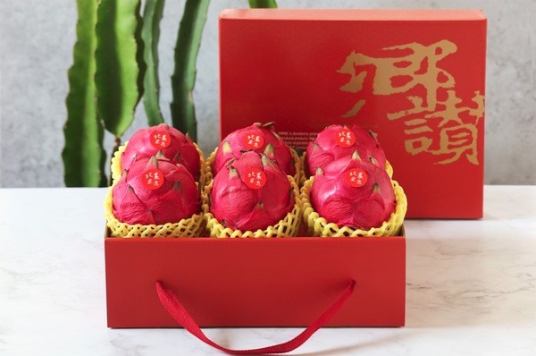 紅肉火龍果鄉讚小禮盒紅肉火龍果 規格：一箱6入 (共約3kg) 產地：台灣