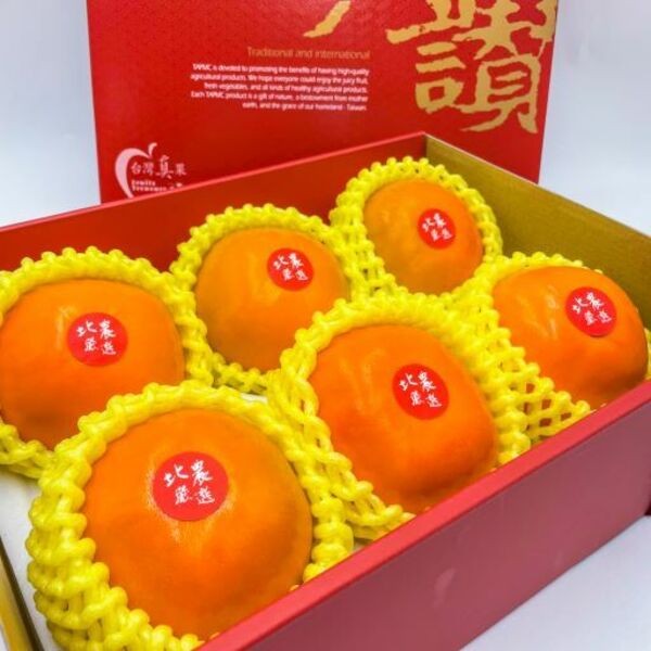 甜柿嚴選小禮盒6入 產地：臺灣 規格：一箱六入(約2.3kg)